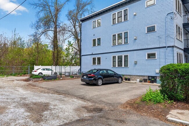 Building Photo - 319 Forest Hills St