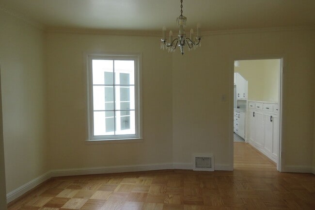 Building Photo - 2 BEDROOM SUNSET HOUSE - PLUS BONUS ROOM