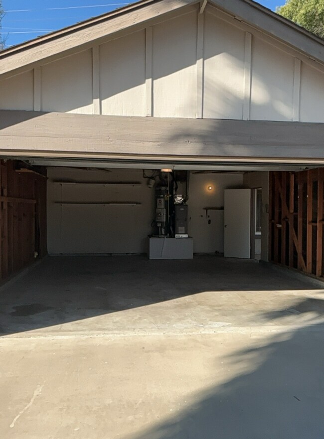 Building Photo - Charming 3 Bed/2 Bath Single-Story Home In...
