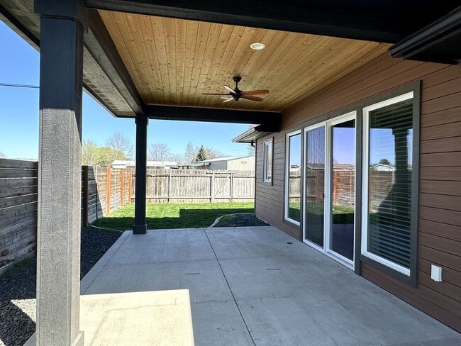 Building Photo - A Bright & Contemporary Home in Pasco