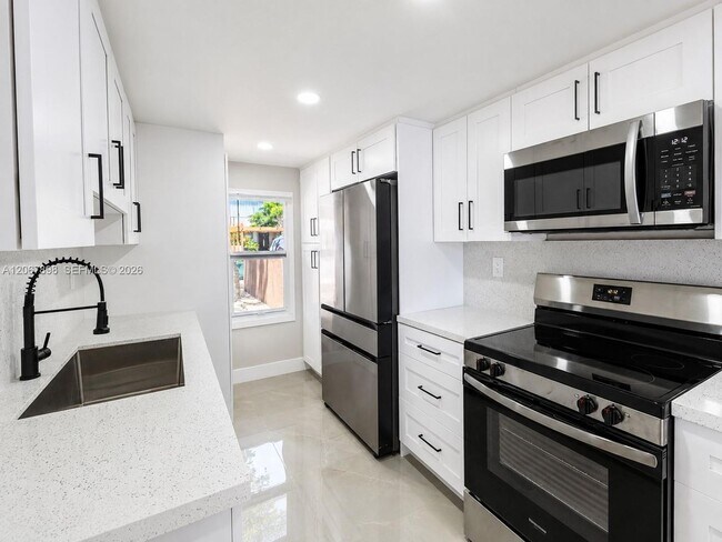 Building Photo - 14124 Kendale Lakes Cir