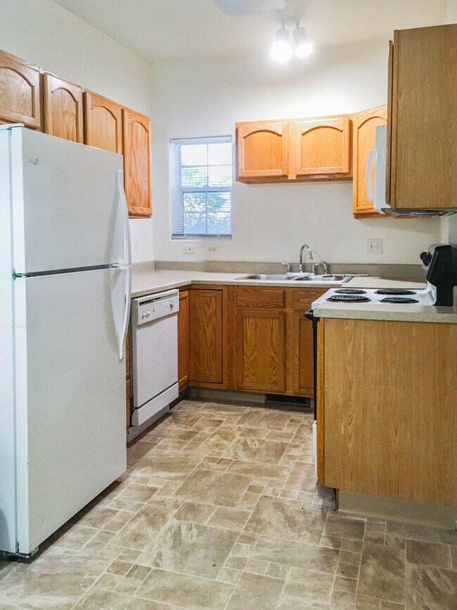 Building Photo - 3 Bedroom 3 Bath Rancher Town Home 2 Car G...