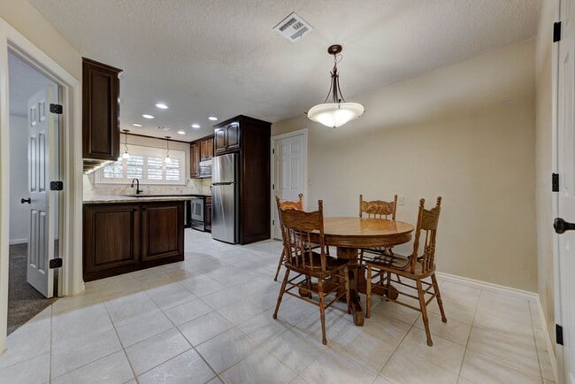 Building Photo - 1202 Benson Dr