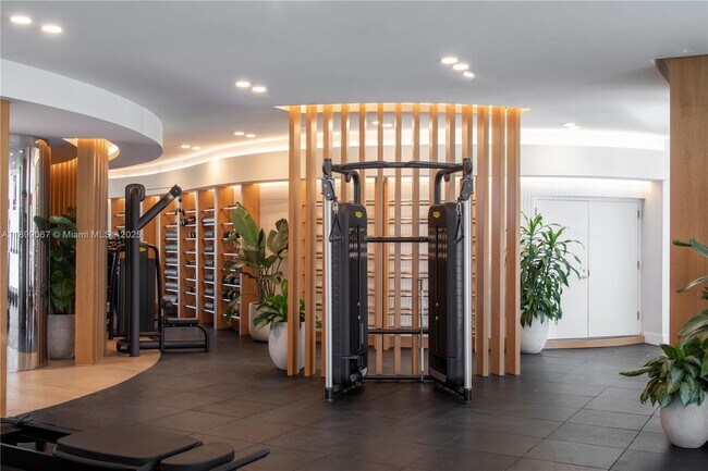 Building Photo - 2655 S Bayshore Dr