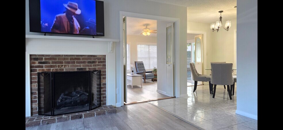 Building Photo - 713 Jerdon Cir