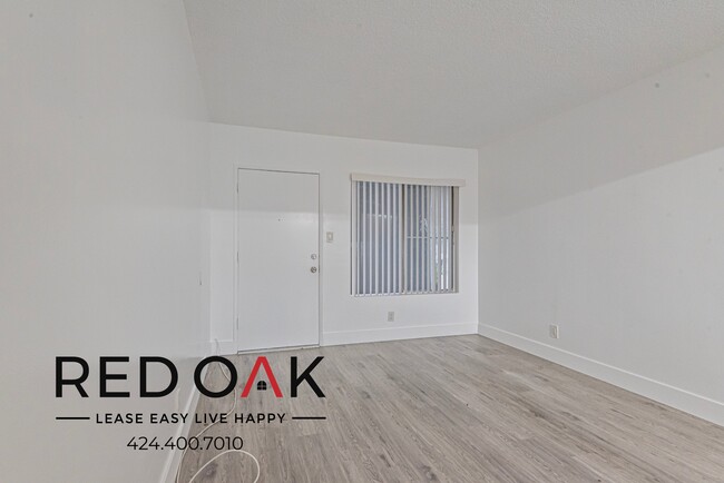 Building Photo - Bright and Welcoming Top Floor Two Bedroom...