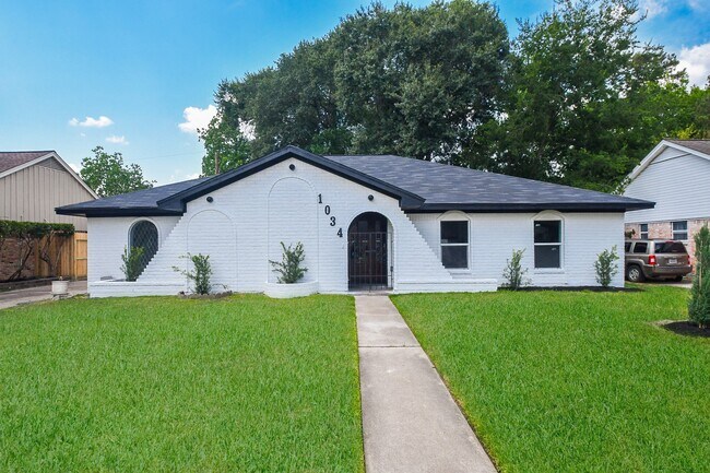 Primary Photo - 1034 W Donovan St