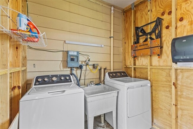 Building Photo - 611 La Jolla Cir