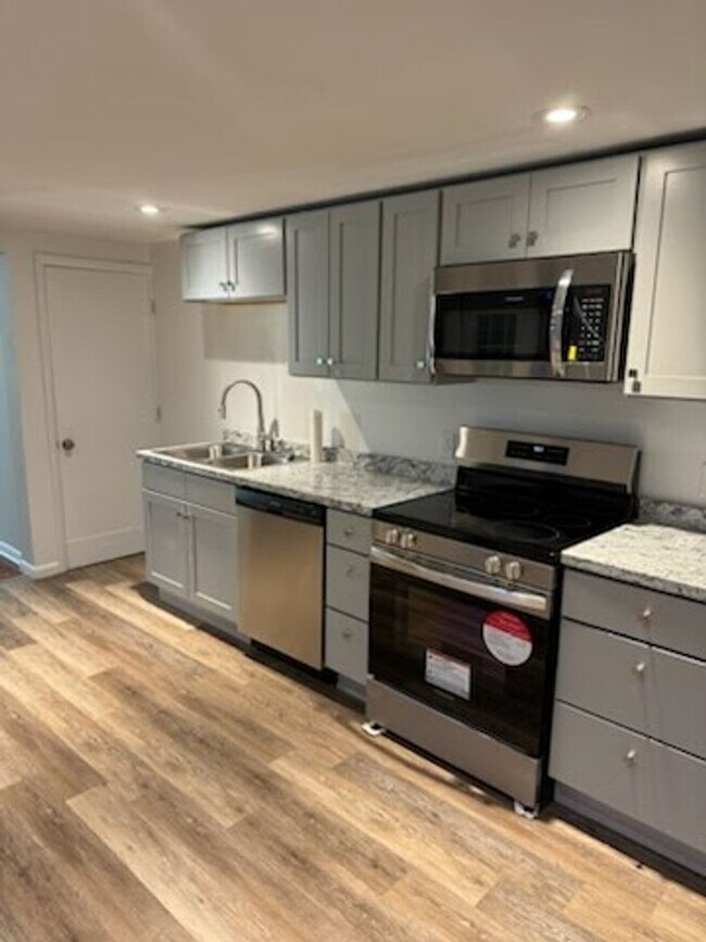 Primary Photo - AVAILABLE NOW! Economical home with wood floors, Palisades Schools, laundry, gas heat