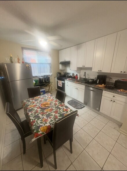 Updated kitchen - 5500 Park Ave