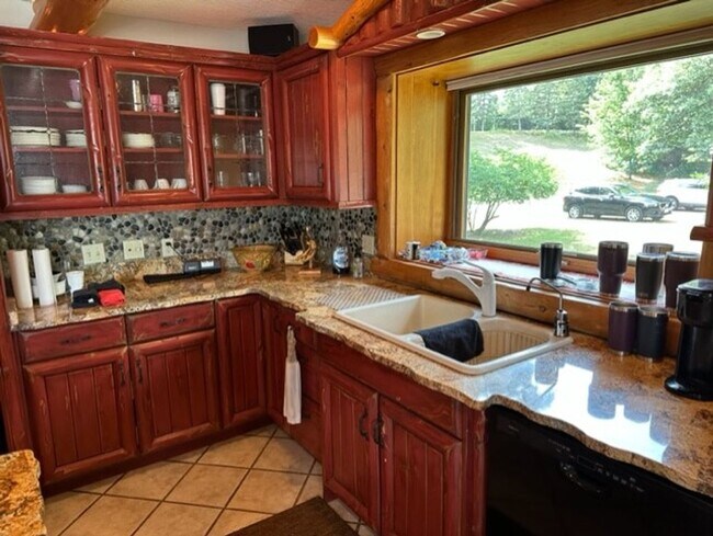 Building Photo - 4 Bedrooms, 3 Bathrooms Fully Furnished La...