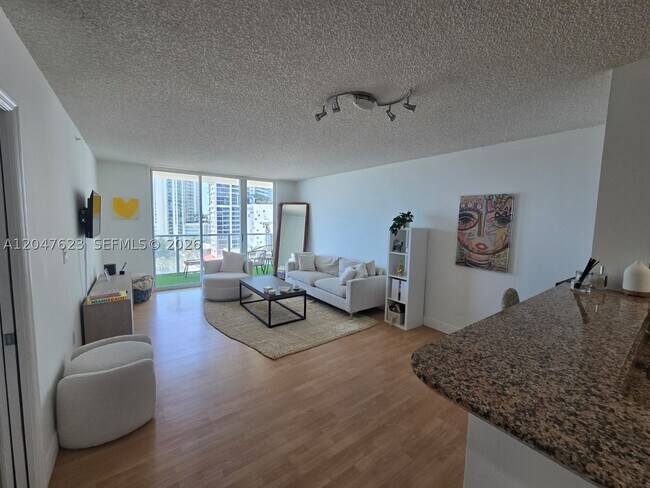 Building Photo - 1155 Brickell Bay Dr