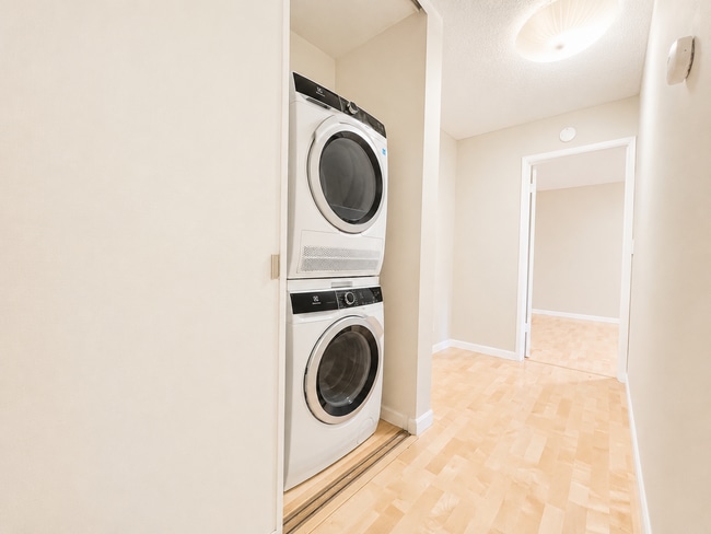 Building Photo - Live Next to Washington Park! Spacious 2-Bedroom Condo with Pool!