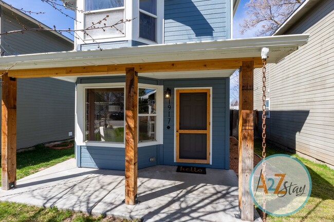 Building Photo - Cozy North End 33rd Street Bungalow!