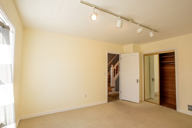 Building Photo - Stunning North Beach 4 bedroom, 3.5 bath with breathtaking view.