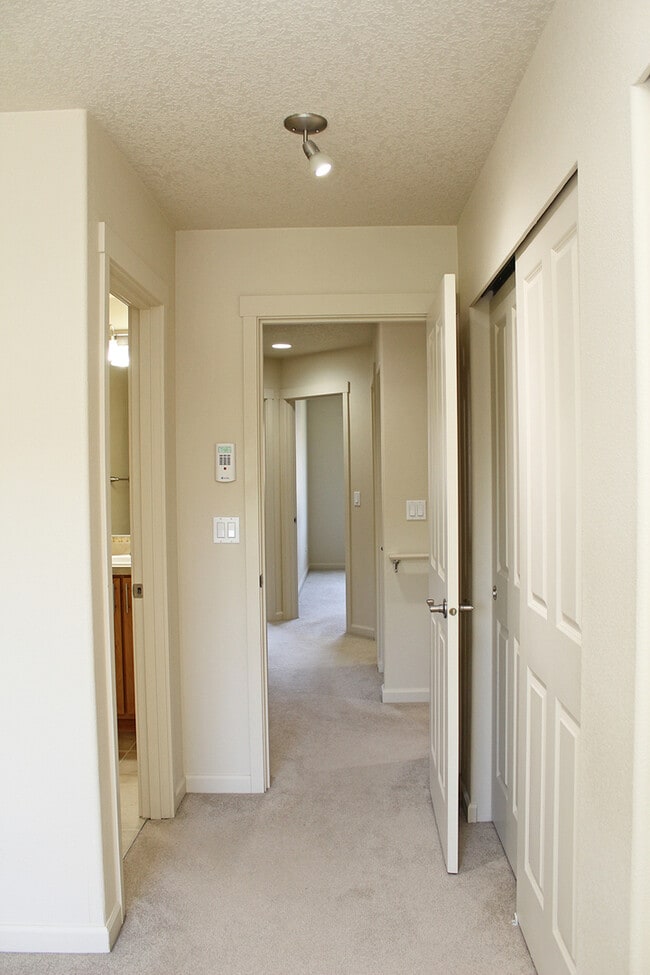 Building Photo - 321 NE Edgeway Drive