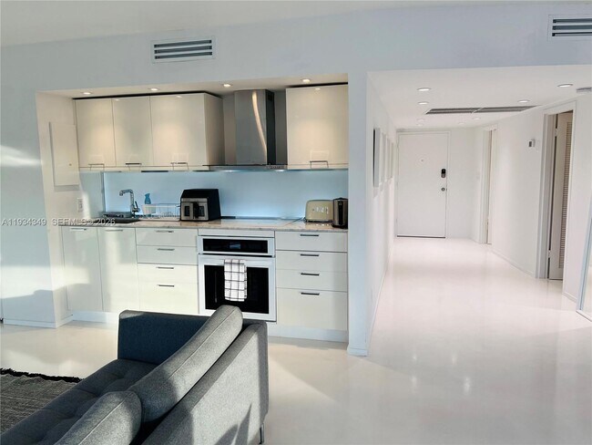 Building Photo - 900 Bay Dr