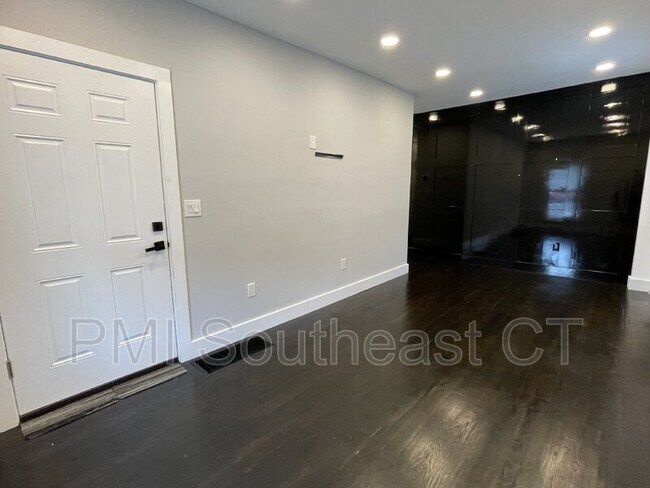 Building Photo - 5 Hunters Rd