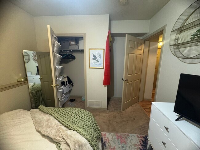 Building Photo - 201 E 19th St