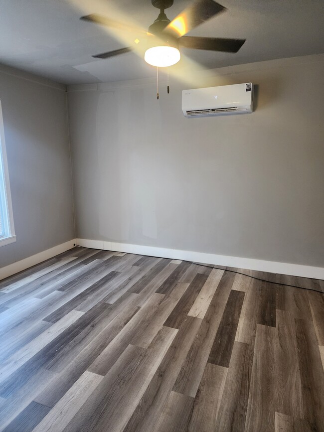 Building Photo - 2402 E Randolph Ave