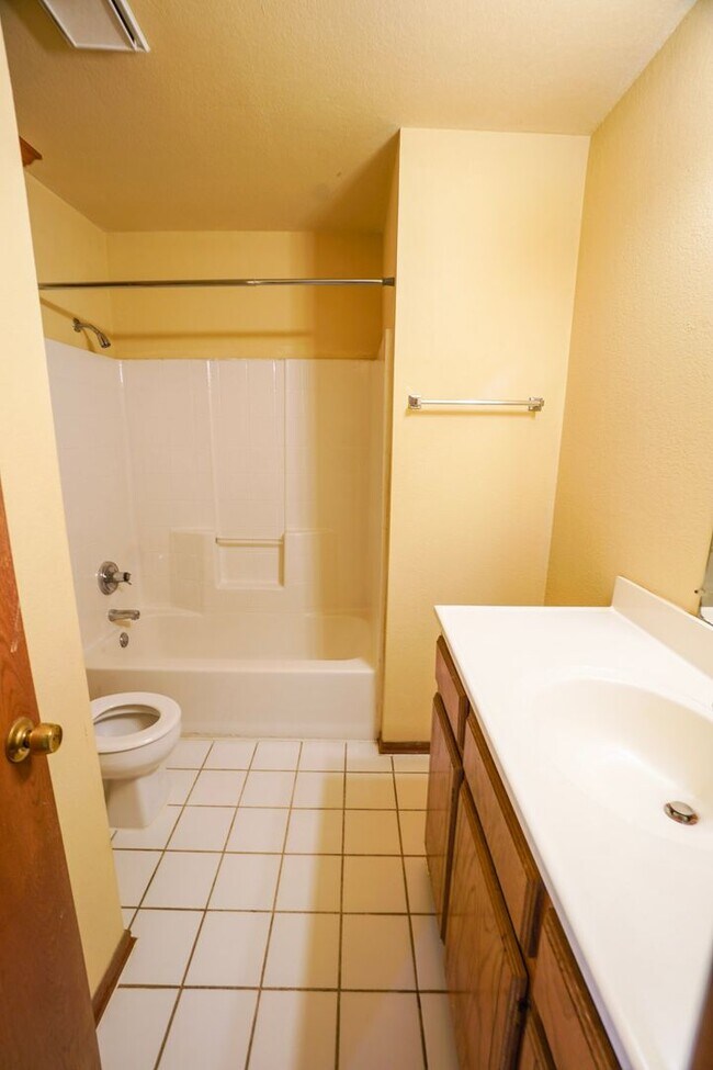 Building Photo - Must see 2 bed, 2 bath duplex near the University of Oklahoma