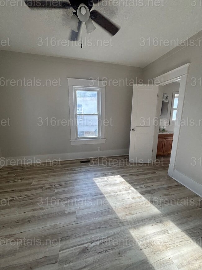 Building Photo - 2 bedroom 1 bath available NOW!