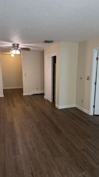 Building Photo - 3233 Lakeside Dr