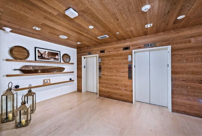 Building Photo - 401 N Birch Rd