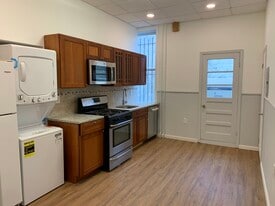 Building Photo - 475 Monmouth St