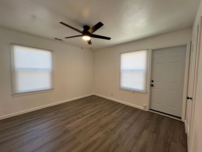 Building Photo - Fully remodeled 2 bedrooms and 1 bathroom, single-story home in Visalia, CA!