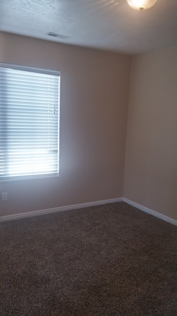 Building Photo - 3 bedroom 2 1/2 bath townhome