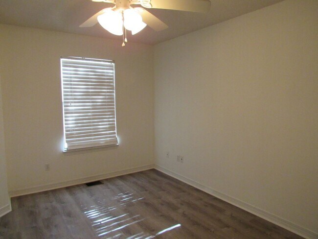 Building Photo - Convenient Northeast location!