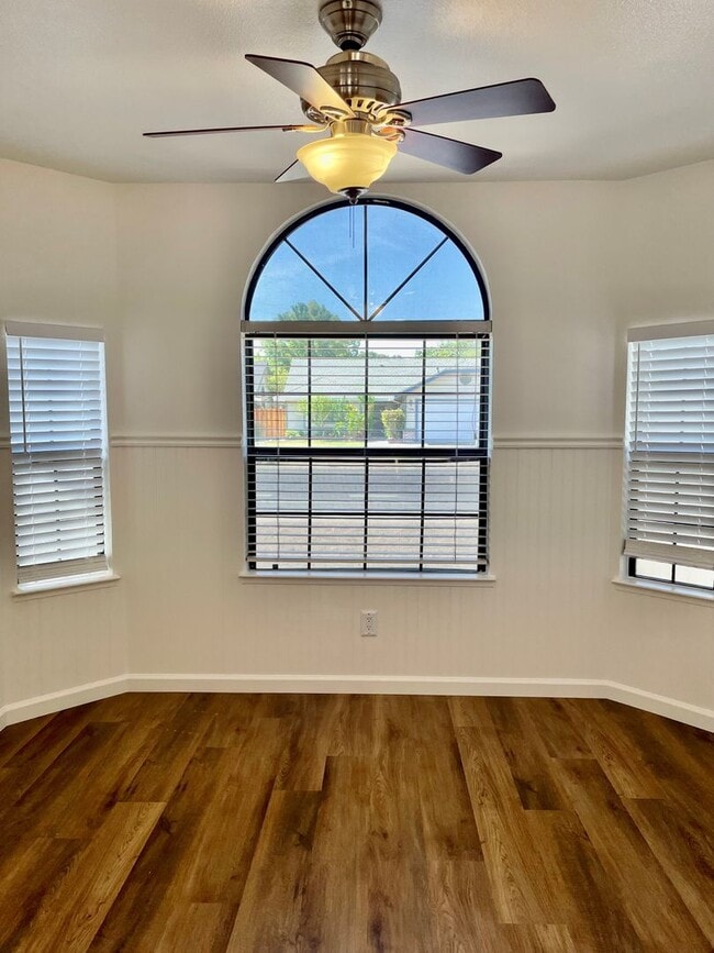 Building Photo - Gorgeous!