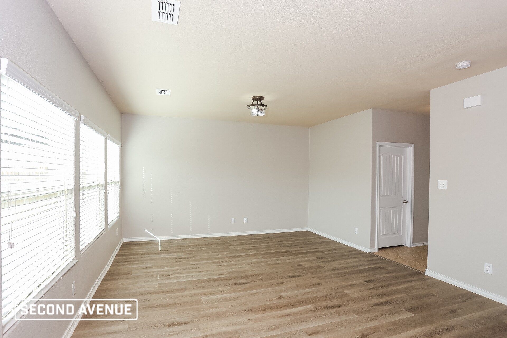 Building Photo - 661 Creekview Dr