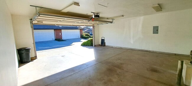 Building Photo - Beautiful 2 Bedroom, 2 Bath Single Story Home