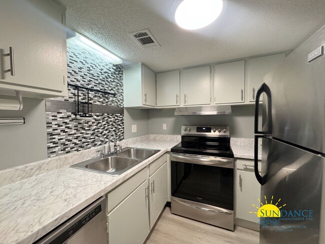 Building Photo - Waterfront 2 Bedroom Condo in Fountainhead!