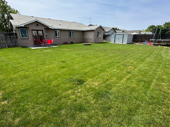 Building Photo - 270 E 15th N St