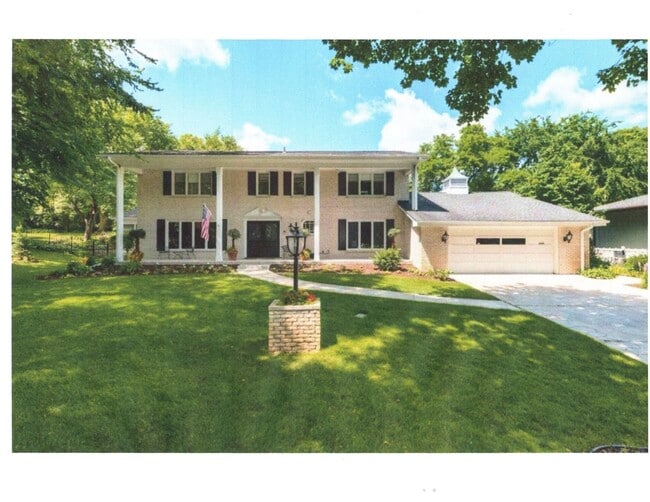 Primary Photo - 7 Bedroom home near Cedar Lake