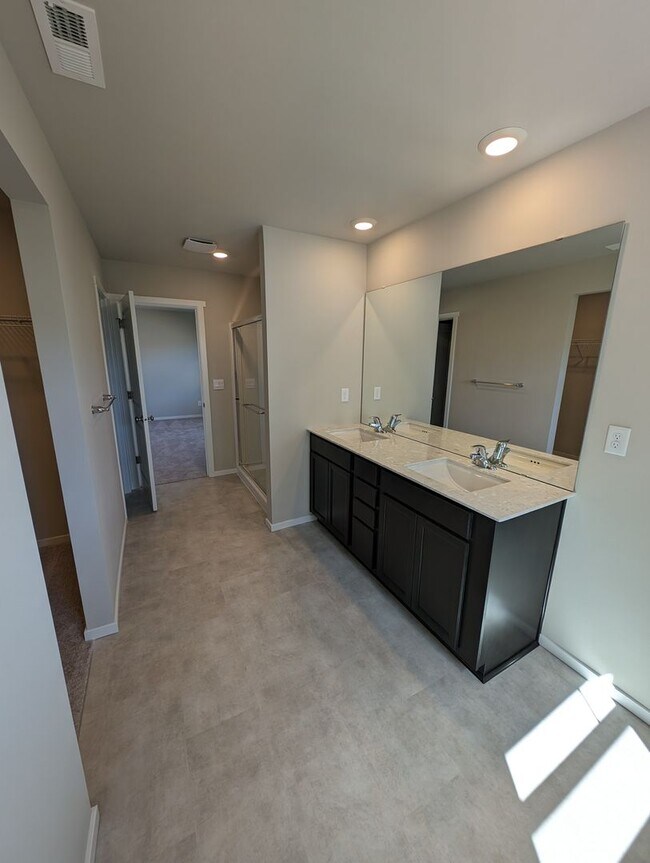 Building Photo - Newer 4 Bedroom in Stetson Heights. MOVE I...