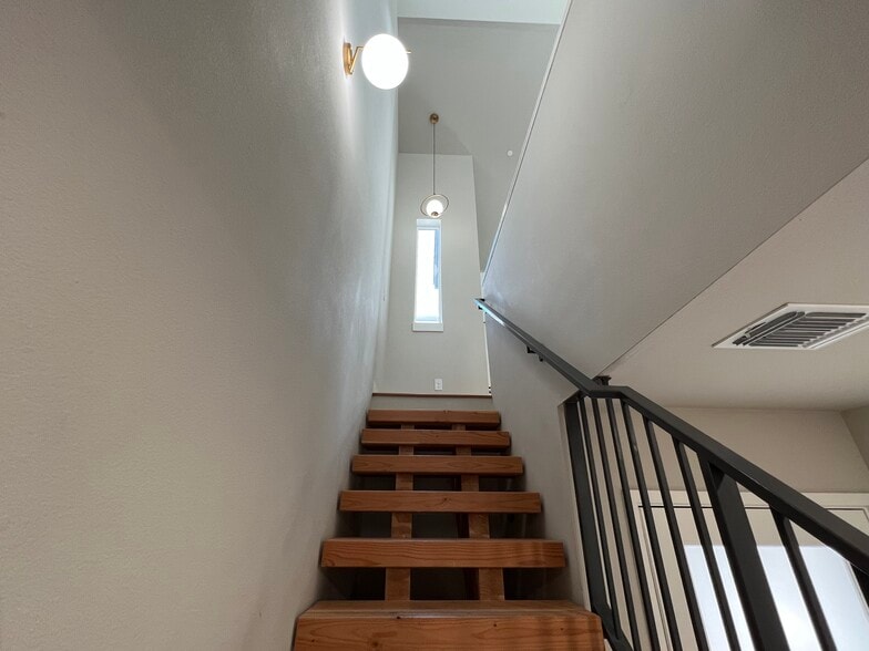 stairs to main floor from entry - 913 Duncan Ln