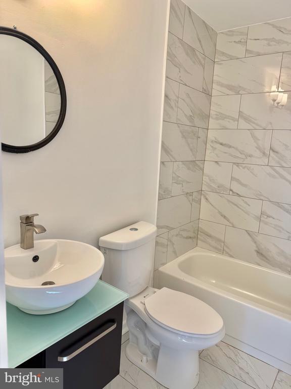 Building Photo - 9759 Lake Shore Dr