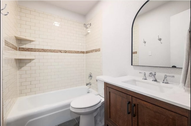 Building Photo - 2425 Ashdale Dr
