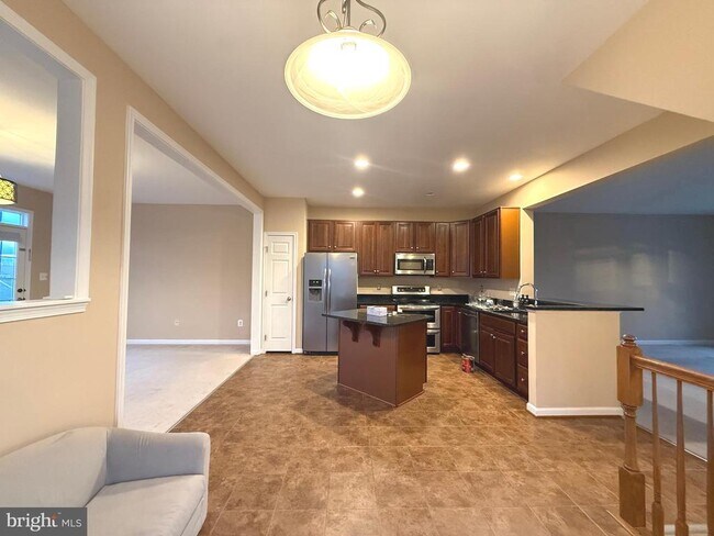 Building Photo - 60 Deerbrook Dr