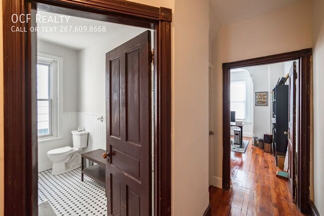 Building Photo - Gorgeous Large Manayunk Home with Parking