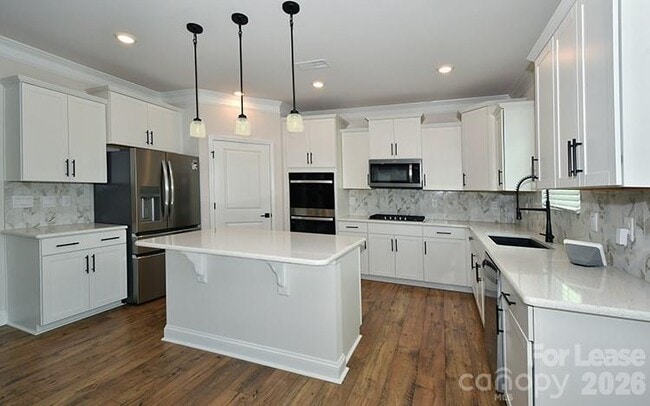 Building Photo - 6153 Sylvan Dr
