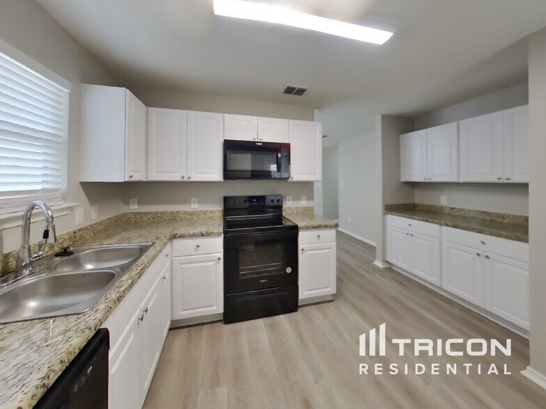 Building Photo - 1806 Marbach Woods