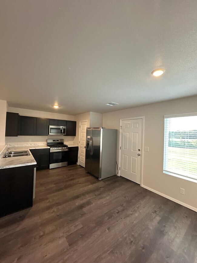 Building Photo - Newer 3-Bed, 2-Bath Home in Claremore — Modern Comfort & Style Designed for You