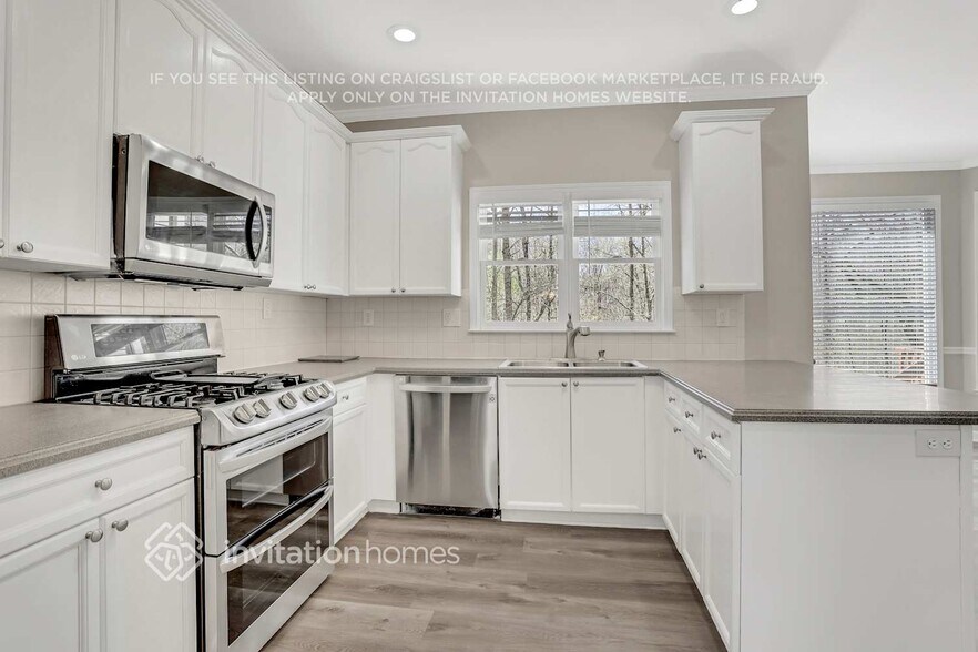 Building Photo - 4894 Day Lily Way