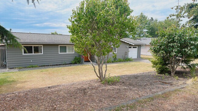 Building Photo - Available late August: this spacious 3brm/2 bath rambler near Whatcom Falls Park