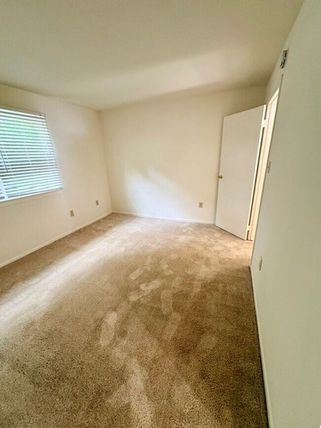 Building Photo - 3 Bedroom Townhouse in Arnold